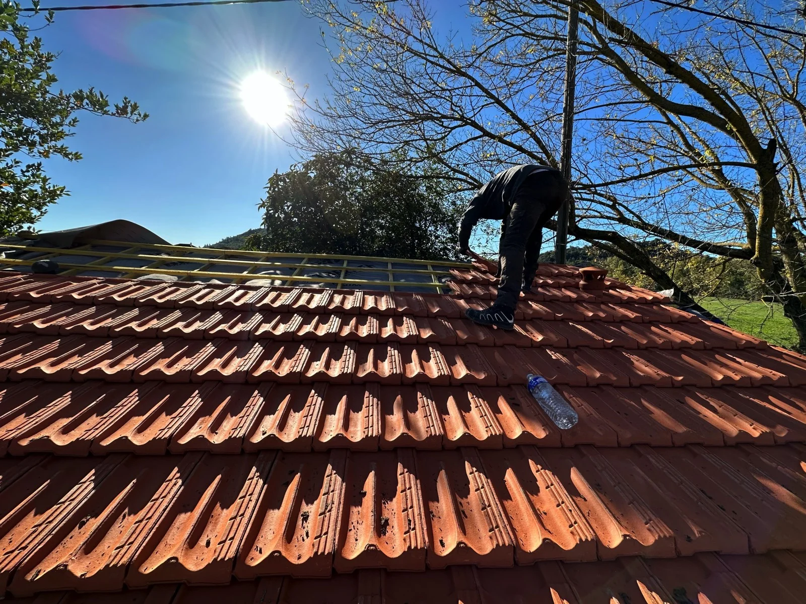 Artisan couvreur pose toiture tuiles